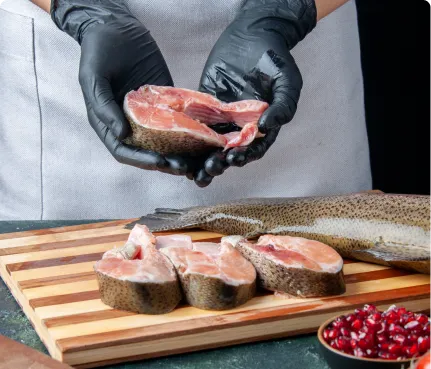 Chef cortando porciones de pescado