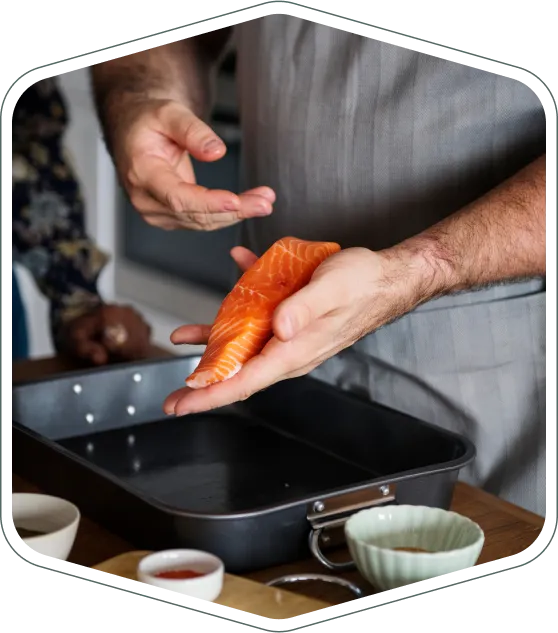 Manos porcionando filete de salmón